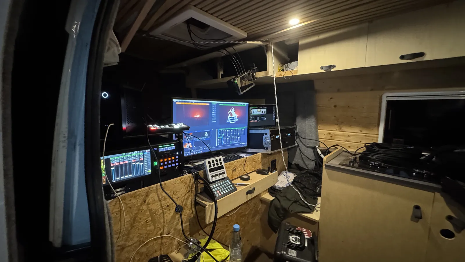 Regiewagen der Sylter Filmmanufaktur beim Livestream vom R.SH Biikebrennen auf Sylt